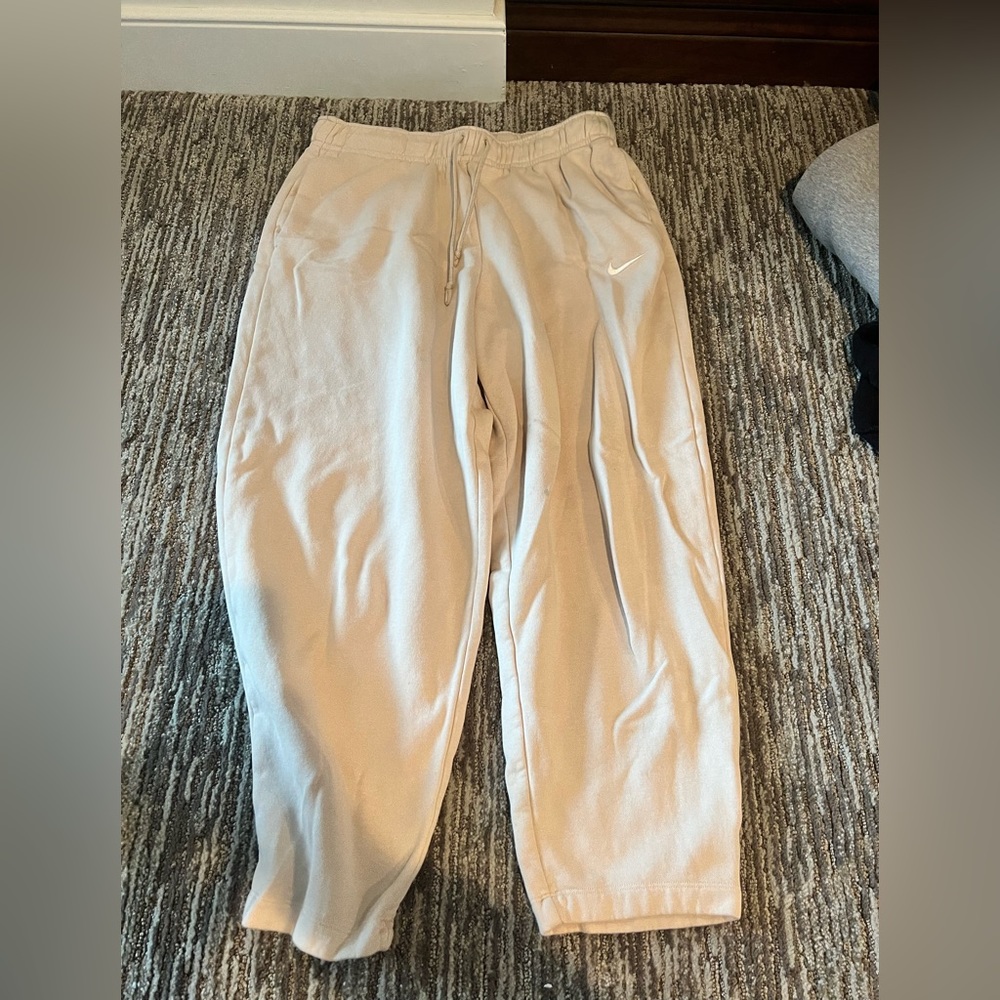 cream nike sweats!!